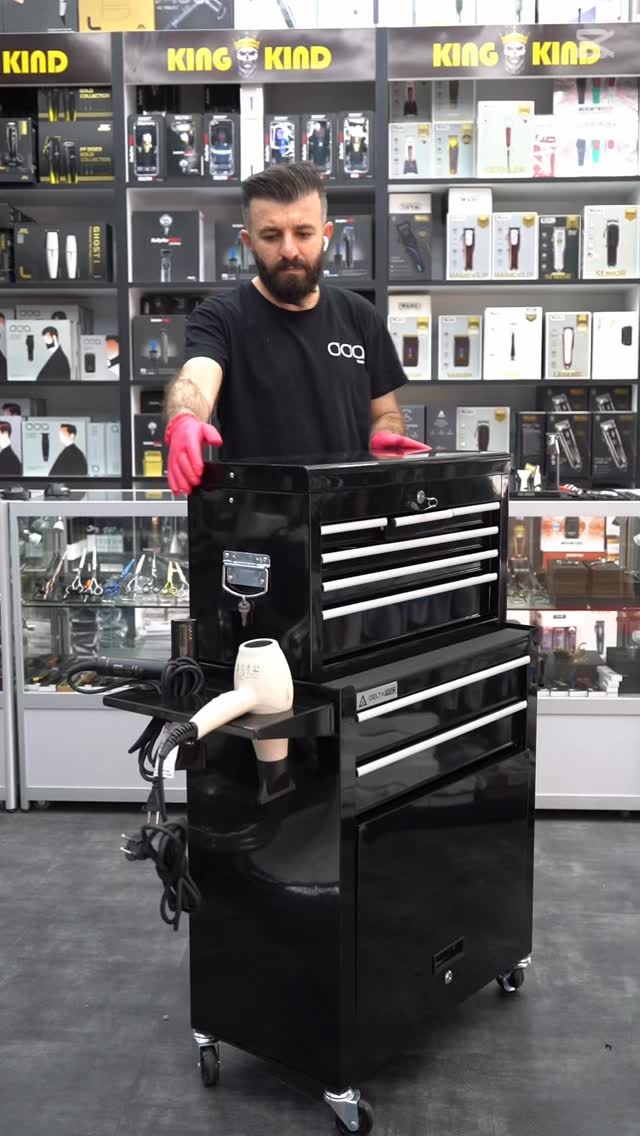 Denne professionelle frisørvogn er den perfekte løsning til en effektiv og organiseret arbejdsstation i salonen. Vognen er udstyret med robuste hjul, så den nemt kan flyttes rundt, og den leveres i et elegant sort design, der passer ind i enhver salonindretning.

Funktioner:

Skuffer med lås – ideelle til sikker opbevaring af maskiner og værktøj
Indbygget UV-lys til hygiejnisk opbevaring
Praktiske holdere til hårtørrer og andet udstyr
Strømstik integreret, så du nemt kan oplade dine apparater direkte fra vognen
Denne vogn kombinerer funktionalitet, hygiejne og design – et uundværligt redskab til den moderne frisør.

Størrelse: B68 x D38 x H70 cm
Vægt: 28 kg @omid_shoots