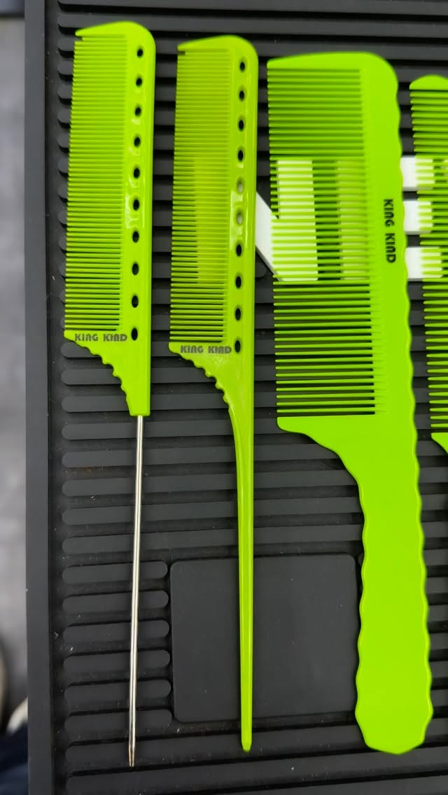 ✨ King Kind – Fluorescerende Kamme ✨
Vil du se og skelne hår tydeligt og nemt?
Så skal du arbejde med fluorescerende farver! 🌟

✔ Gør hvert hårstrå synligt – selv på mørkt hår
✔ Let at bruge og effektiv i hverdagen
✔ Kvalitet, der holder

👉 King Kind – fordi præcision kræver lys!